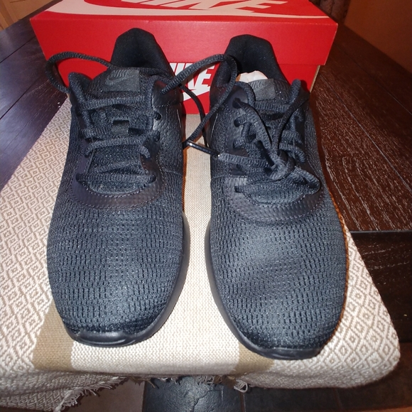 NIB Nike Tanjun black on black - Picture 2 of 5